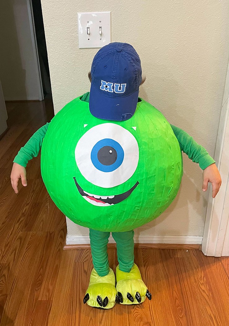 Tôi đã hoàn thành bộ trang phục Mike Wazowski của con trai tôi.
