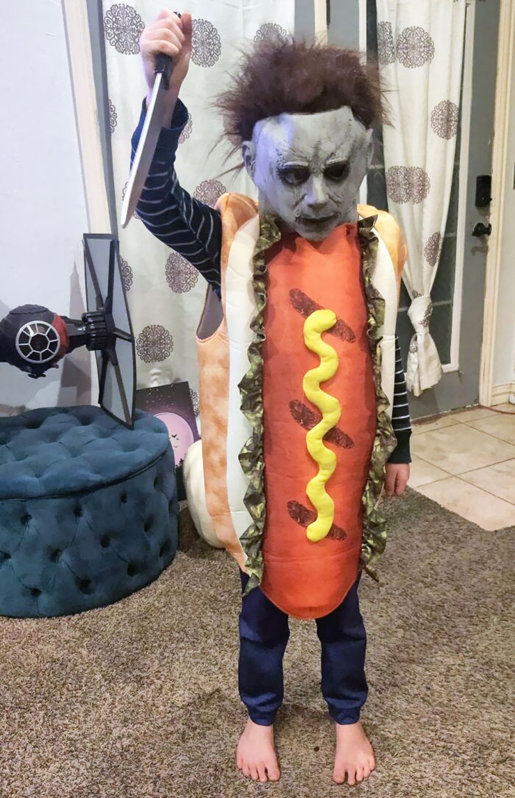 Khi con bạn muốn vừa là Hot Dog vừa là Michael Myers trong dịp Halloween.
