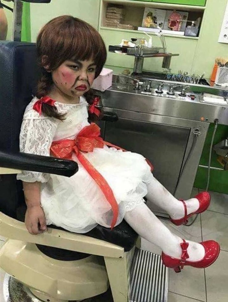 Búp bê Annabelle phiên bản không vui.


