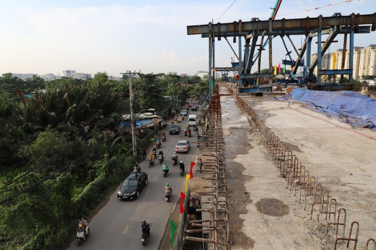 Ông Lương Minh Phúc - Ban Quản lý dự án đầu tư xây dựng các công trình giao thông TPHCM (chủ đầu tư) cho biết, sau 6 tháng tiếp nhận mặt bằng, dự án đã thi công đạt được 60% khối lượng, giải ngân đạt 66% tổng vốn được giao.