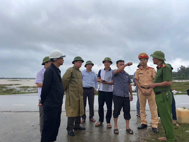 Ngành chức năng triển khai phương án ứng cứu nhóm công nhân mắc kẹt trong vùng lũ.