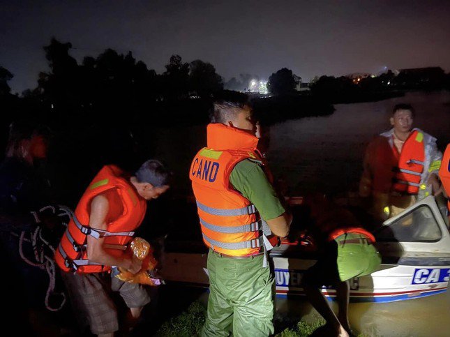 Đến 19h cùng ngày, lực lượng chức năng đã đưa 9 công nhân về nơi tránh trú an toàn.