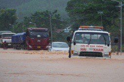 Nước lũ cuồn cuộn trên quốc lộ, xe chết máy hàng loạt