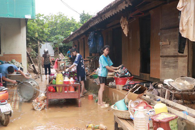 Khung cảnh tan hoang sau khi cơn lũ dữ đi qua.