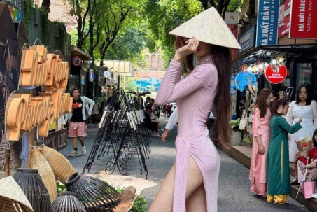 Bất ngờ với danh tính của những cô gái nước ngoài mặc thoáng trên đường phố Việt Nam