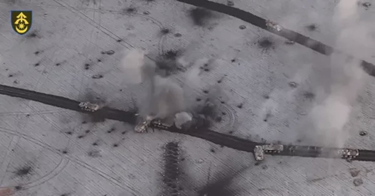 Video: Đoàn xe tăng, xe bọc thép Nga bất ngờ bị Ukraine tập kích  - 1
