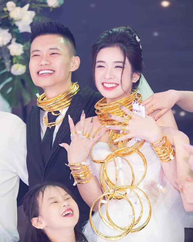 Cô dâu Thanh Hóa đeo từng chuỗi kiềng vàng khiến dân mạng 'vàng mắt' - 1