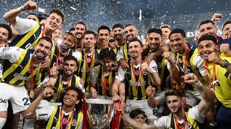 Fenerbahce cho thấy sức mạnh khủng khiếp với 19 trận toàn thắng