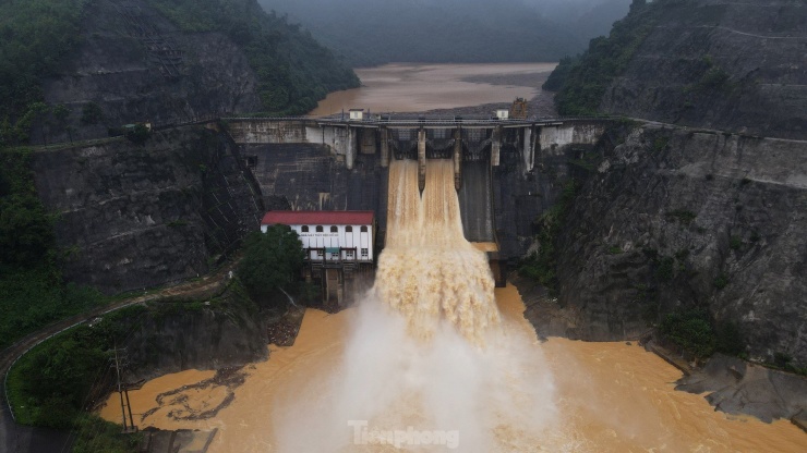 Thuỷ điện Hố Hô thuộc Công ty Thuỷ điện Hồ Bốn nằm tại huyện Tuyên Hóa, tỉnh Quảng Bình. Nhà máy khai thác nguồn nước trên con sông Ngàn Sâu đoạn giáp ranh hai tỉnh Quảng Bình và Hà Tĩnh. Tuy nhiên, diện tích lòng hồ và hệ thống xả lũ lại nằm đất huyện Hương Khê, tỉnh Hà Tĩnh.