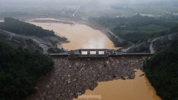 Thuỷ điện Hố Hô nằm ngay ở cuối của sườn núi, trước khi sông Ngàn Sâu đổ xuống đồng bằng. Nhà máy có dung tích khoảng 38 triệu m³.