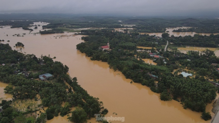 Mưa lớn khiến nước lũ lên nhanh, gây ngập sâu tại nhiều địa bàn huyện Hương Khê. Theo báo cáo nhanh của Ban Chỉ huy phòng chống thiên tai và tìm kiếm cứu nạn tỉnh Hà Tĩnh, tại huyện Hương Khê có 5.494 hộ dân bị nước vào vườn; hàng chục điểm trường học, hội quán và bưu điện bị ngập; nhiều tuyến đường giao thông, cầu tràn bị ngập, sạt lở nghiêm trọng. Cũng tại huyện Hương Khê, mưa lũ đã khiến 2 người chết, 1 người mất tích...