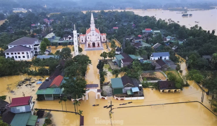 Khu vực nhà thờ giáo xứ Thọ Vực (xã Hà Linh) cũng ngập sâu.