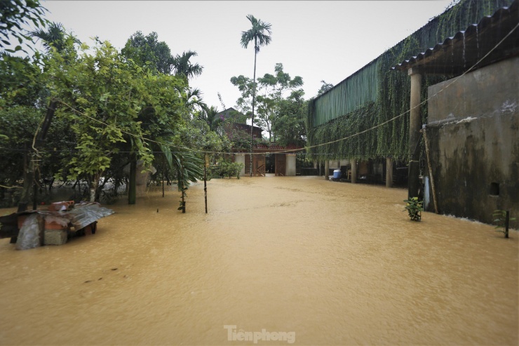 Lãnh đạo UBND xã Hà Linh cho biết, mưa lũ gây ngập 78 hộ dân, 168 hộ nước vào vườn; nhiều tuyến đường liên thôn, liên xã bị ngập, cô lập một số khu vực. Mưa lũ cũng làm 1 người chết, 1 người mất tích, địa phương đang phối hợp ngành chức năng tìm kiếm nạn nhân.