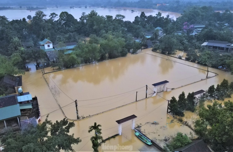 Toàn cảnh vùng rốn lũ ở Hà Tĩnh nhìn từ trên cao - 6