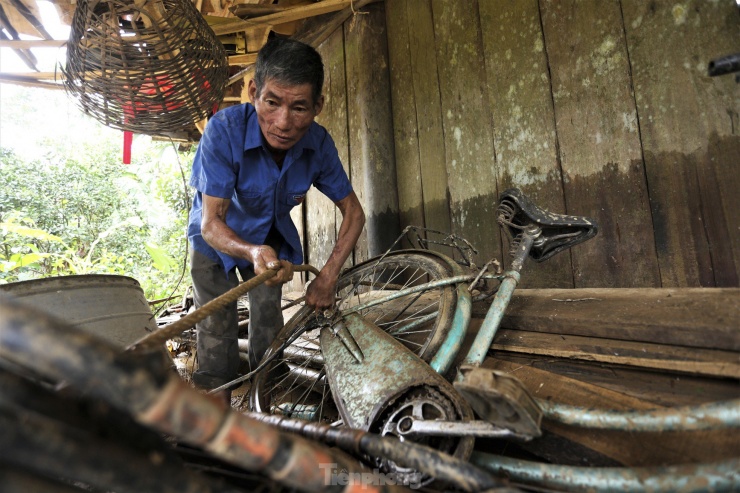 Ông Nguyễn Xuân Dị (62 tuổi, trú xã Lộc Yên) cho biết: “Mưa lớn kéo dài cùng việc thủy điện xả lũ nên nước lên nhanh, gia đình chỉ kịp chằng buộc một số đồ dùng để hạn chế bị lũ cuốn trôi”.