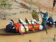 Tin tức trong ngày - Nghẹn lòng trước cảnh bà con dùng thuyền vượt lũ đưa linh cữu nam sinh lớp 8 ra nghĩa trang an táng