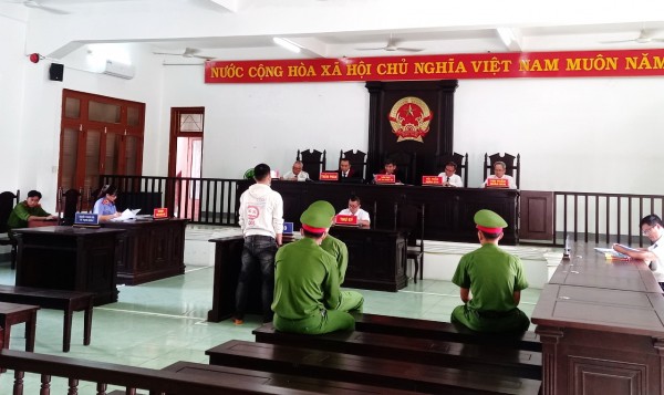 Hội đồng xét xử thẩm vấn bị cáo Bùi Minh Thuận.&nbsp;Ảnh: Hữu Toàn