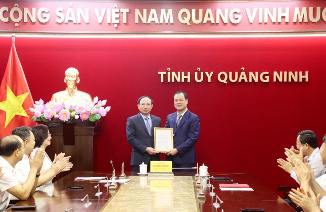 Bí thư Tỉnh ủy Quảng Ninh Nguyễn Xuân Ký trao quyết định bổ nhiệm ông Điệp Văn Chiến giữ chức Trưởng Ban Nội chính Tỉnh ủy Quảng Ninh.