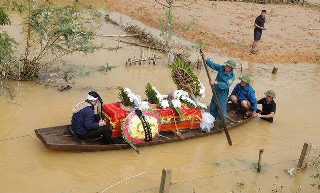 Xót cảnh dùng thuyền đưa quan tài nam sinh lớp 8 'vượt lũ' ra nghĩa trang - Ảnh 1.