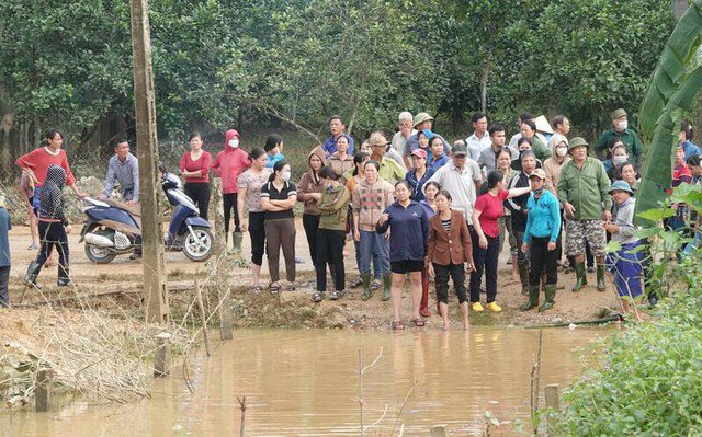 Xót cảnh dùng thuyền đưa quan tài nam sinh lớp 8 'vượt lũ' ra nghĩa trang - Ảnh 2.