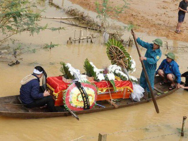 Nghẹn lòng trước cảnh bà con dùng thuyền vượt lũ đưa linh cữu nam sinh lớp 8 ra nghĩa trang an táng