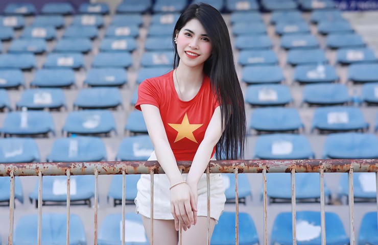 Thanh Trà là hot girl quê Thái Bình nổi tiếng trên mạng xã hội sau loạt ảnh đi cổ vũ bóng đá, giơ biển tuyển chồng trên sân vận động Mỹ Đình vào tháng 1/2023 được chia sẻ rộng rãi. 
