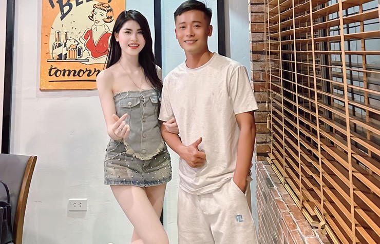 Vào tháng 8 vừa qua, loạt ảnh người đẹp sinh năm 1999 chụp cùng Quang Linh Vlog cũng gây chú ý không kém. Cô nhận được nhiều lời khen ngợi sắc vóc.&nbsp;
