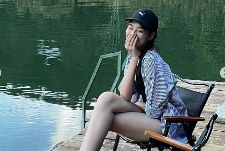 "Hoa hậu cấy lúa Thanh Hoá" khoe "cặp chân triệu đô" với kiểu mặc giấu quần