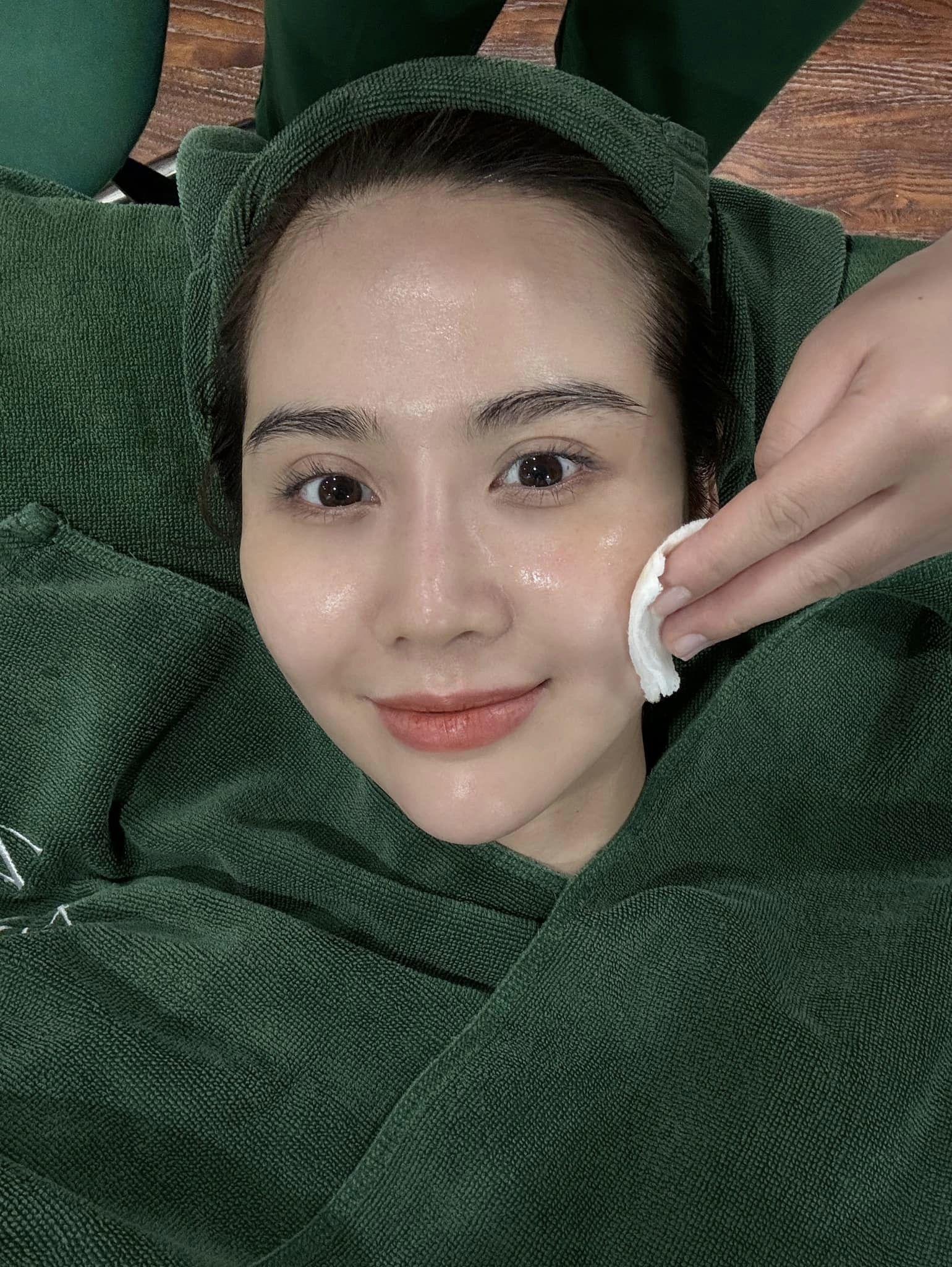 Huyền Lizzie cũng thường xuyên đến spa để được chăm sóc da chuyên sâu.