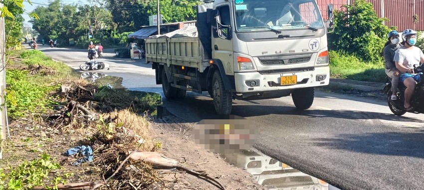 Vụ tai nạn khiến người đàn ông làm nghề bảo vệ bị đứt một cánh tay, trọng thương. Ảnh: NT