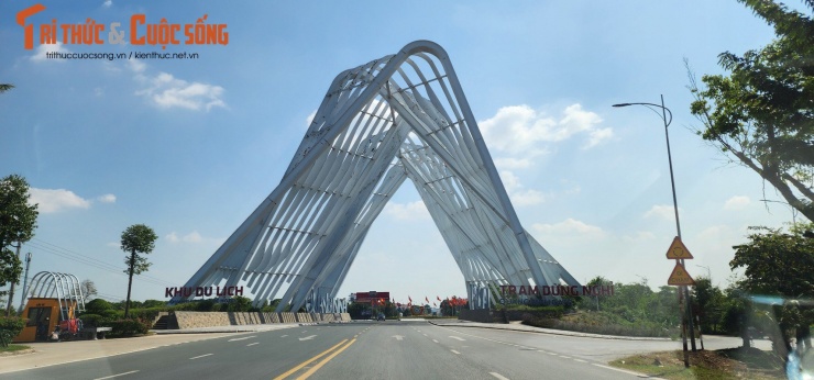 Cổng chào tỉnh Quảng Ninh gần 200 tỷ bong tróc, xuống cấp - 1