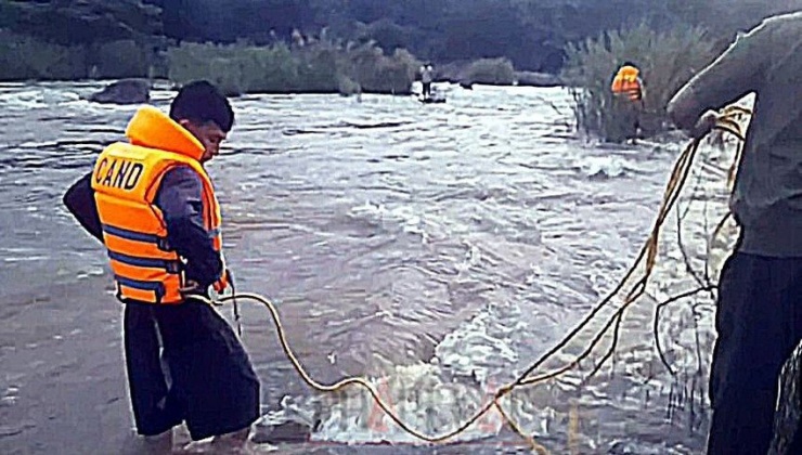 Công an ném dây giải cứu người đàn ông bị kẹt giữa sông La Ngà - 1