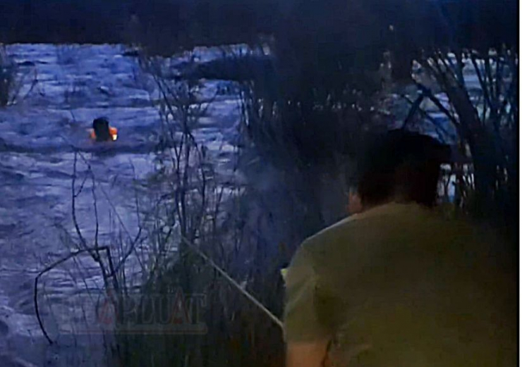Công an ném dây giải cứu người đàn ông bị kẹt giữa sông La Ngà - 2