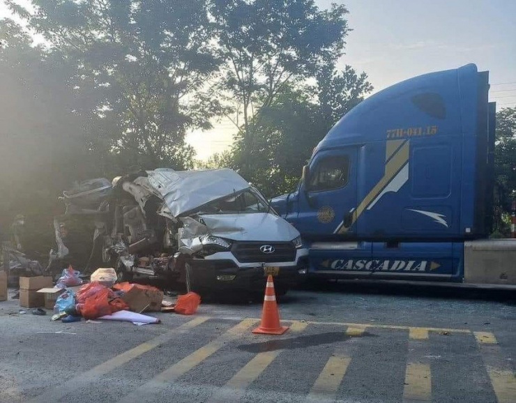 Vụ tai nạn 5 người tử vong ở Lạng Sơn: Bộ GTVT yêu cầu tổng kiểm tra xe chở khách - 1