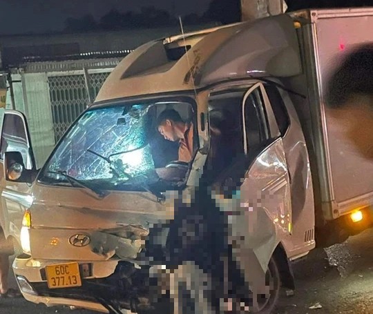 Đồng Nai: Xe máy “kẹp 4” đấu đầu xe tải, 3 người chết - 3
