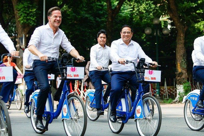 Thủ tướng Phạm Minh Chính cùng Thủ tướng Hà Lan đạp xe trên phố Hà Nội - 1