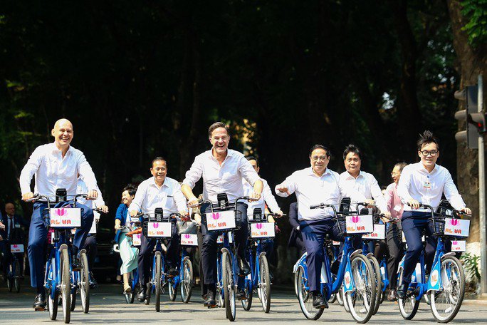Thủ tướng Phạm Minh Chính cùng Thủ tướng Hà Lan đạp xe trên phố Hà Nội - 5