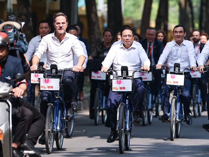 Thủ tướng Phạm Minh Chính cùng Thủ tướng Hà Lan đạp xe trên phố Hà Nội - 3
