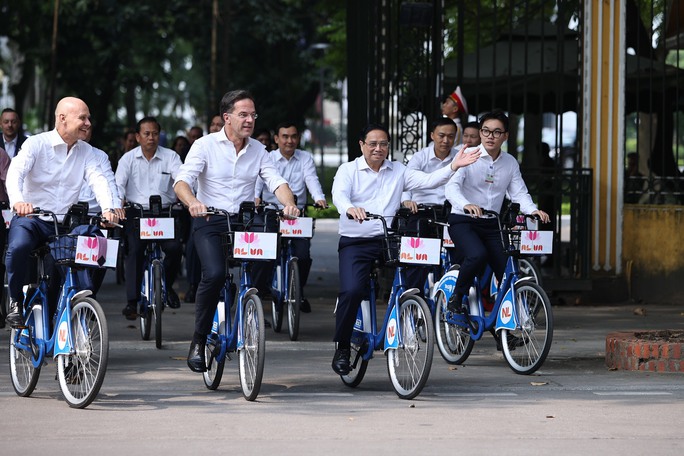 Thủ tướng Phạm Minh Chính cùng Thủ tướng Hà Lan đạp xe trên phố Hà Nội - 2