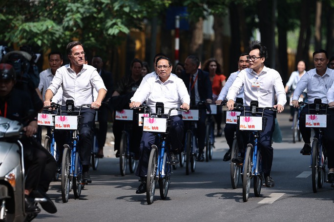 Thủ tướng Phạm Minh Chính cùng Thủ tướng Hà Lan đạp xe trên phố Hà Nội - 4
