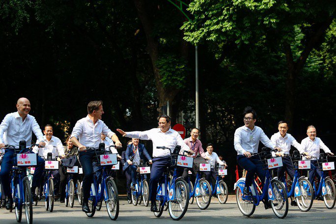 Thủ tướng Phạm Minh Chính cùng Thủ tướng Hà Lan đạp xe trên phố Hà Nội - 6