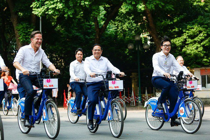 Thủ tướng Phạm Minh Chính cùng Thủ tướng Hà Lan đạp xe trên phố Hà Nội - 7