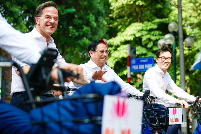 Thủ tướng Phạm Minh Chính cùng Thủ tướng Hà Lan đạp xe trên phố Hà Nội - 8
