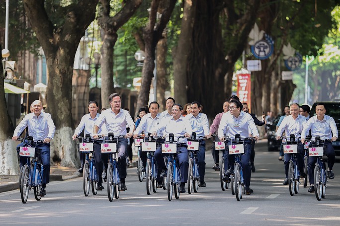 Thủ tướng Phạm Minh Chính cùng Thủ tướng Hà Lan đạp xe trên phố Hà Nội - 9