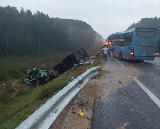 Tai nạn trên cao tốc Cam Lộ - La Sơn, 2 người bị thương, nhiều phương tiện hư hỏng - 1