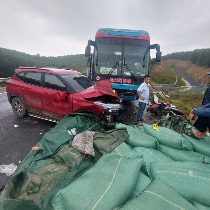 Tai nạn trên cao tốc Cam Lộ - La Sơn, 2 người bị thương, nhiều phương tiện hư hỏng - 2