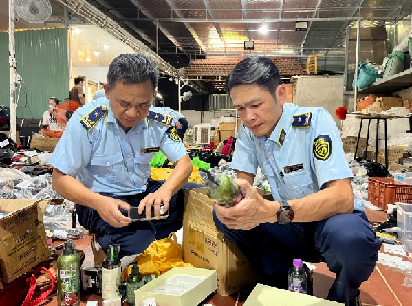 Lãnh đạo Cục Quản lý thị trường Gia Lai trực tiếp kiểm tra hàng hóa tại hiện trường.