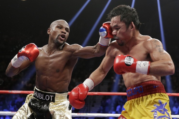 Mayweather (trái) từng thắng Pacquiao (phải) bằng tính điểm ở lần thượng đài 2015