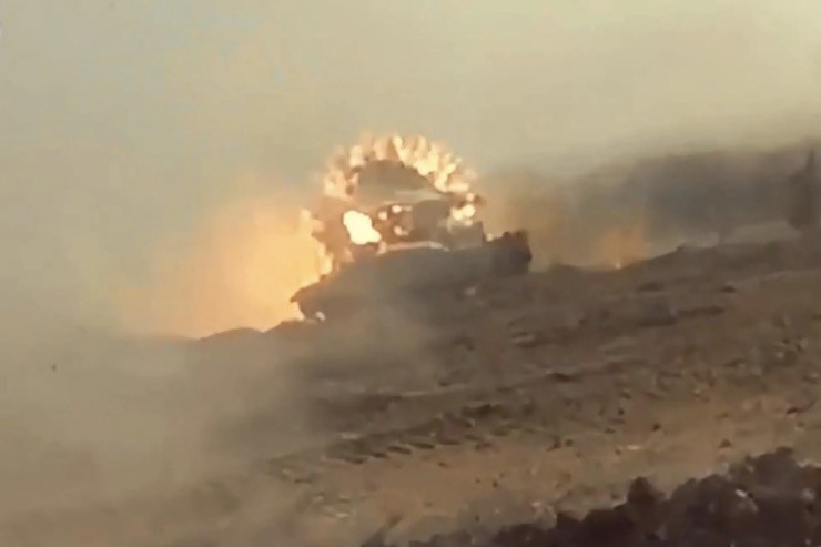 Video: Khoảnh khắc quân Hamas xông ra từ hầm ngầm, bắn cháy xe tăng Israel - 1