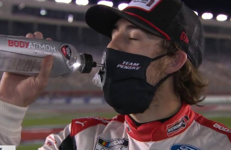 Tay đua NASCAR Ryan Blaney đã có một cảnh quay thể thao vui nhộn vào năm 2020 và khoảnh khắc “ôi” đó đã được camera FOX ghi lại cho cả thế giới xem.
